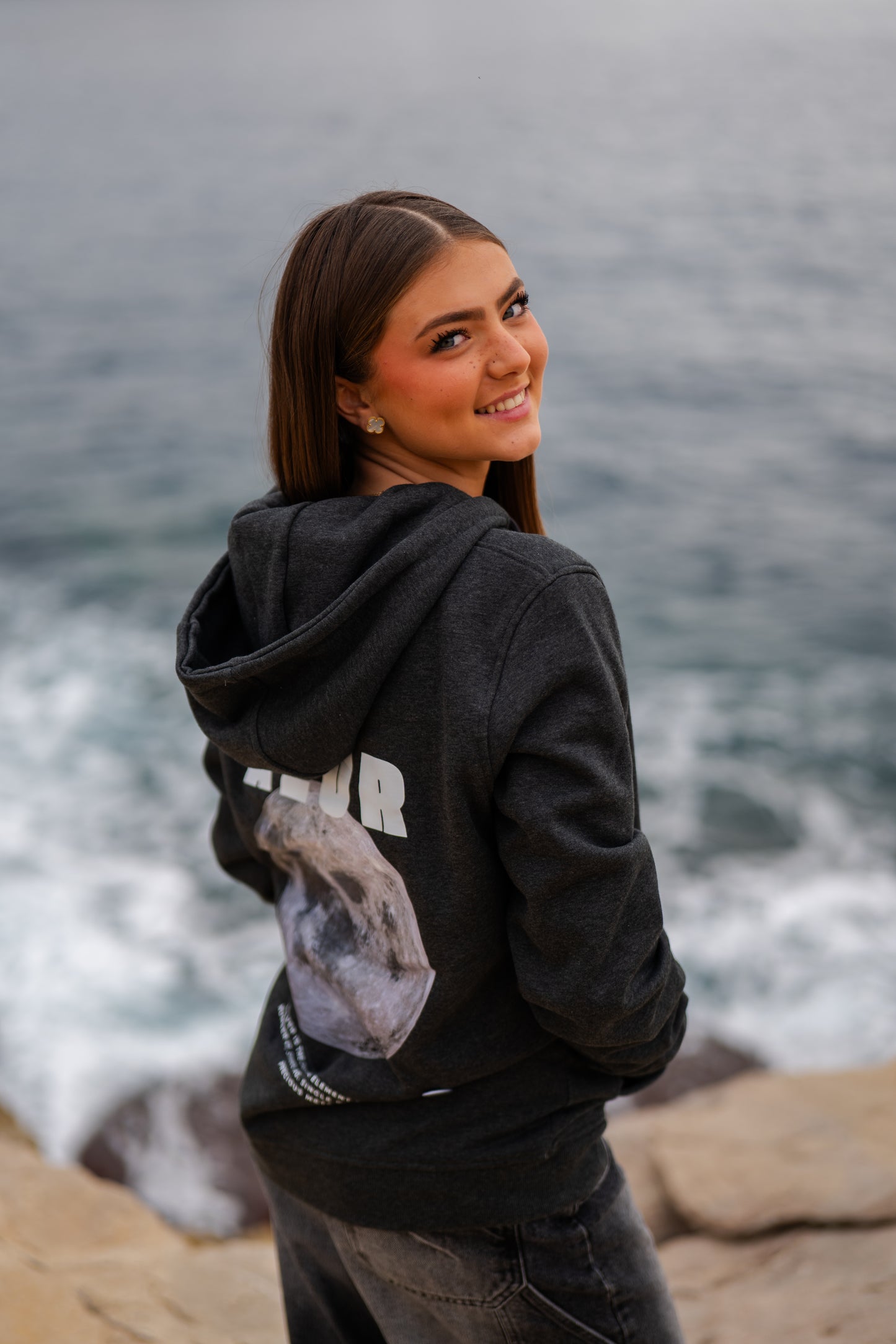 sweat a capuche Azur Riviera shooting photo cassis.