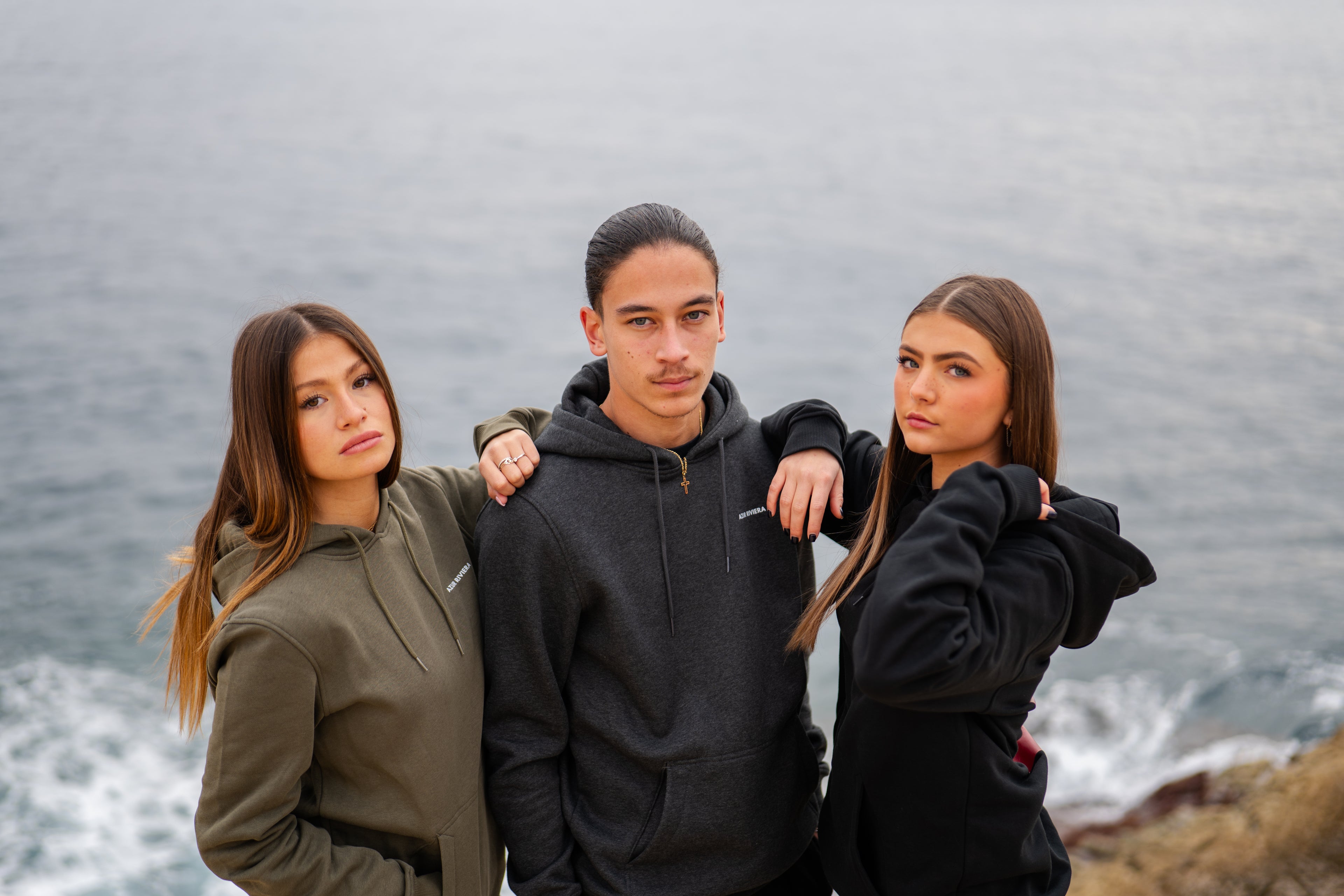 cassis sweat a capuche. shooting sweat capuche azur riviera