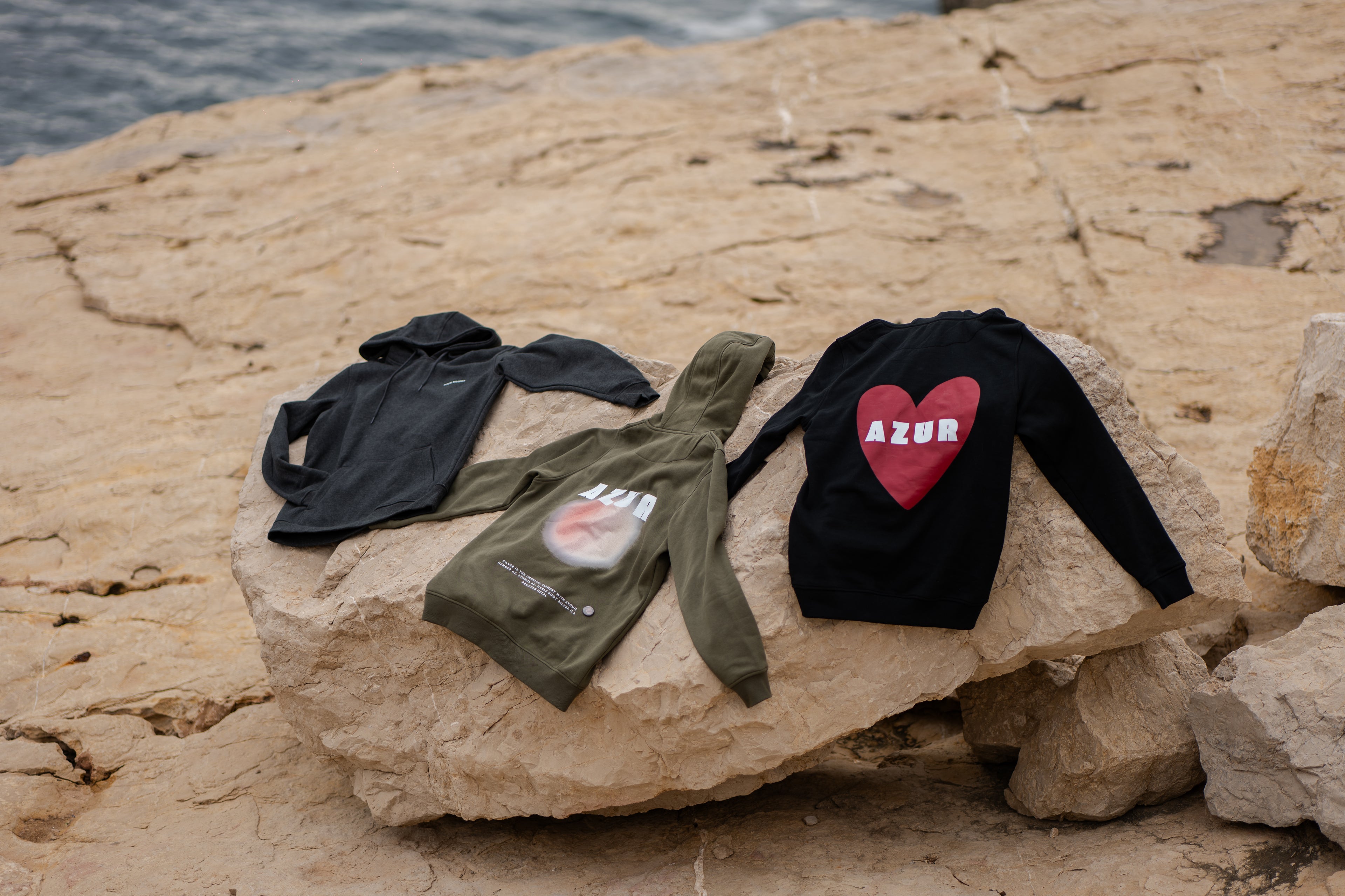 rocher presqu'île cassis. Sweat a capuche Azur Riviera.