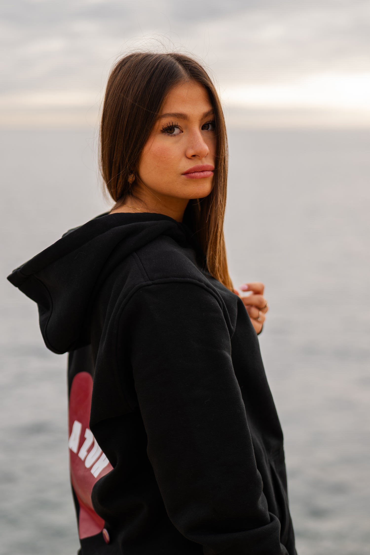 sweat a capuche Azur Riviera shooting photo cassis. 